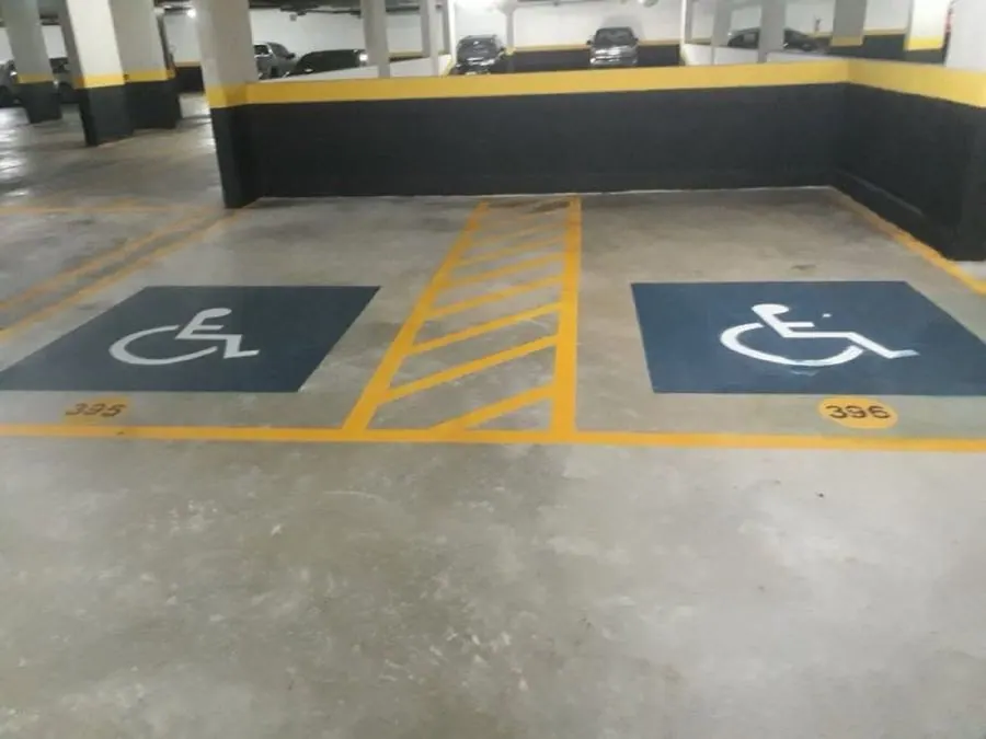 Piso epóxi com demarcação em estacionamento