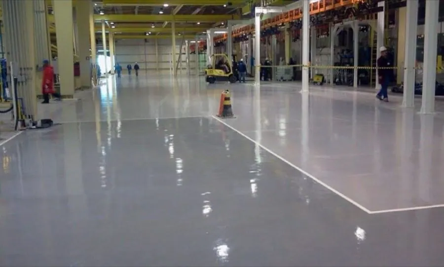 Piso epóxi autonivelante espelhado em galpão