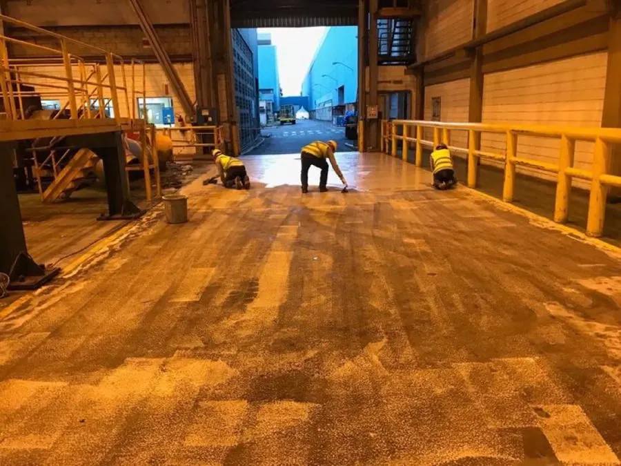 Equipe Albacor aplicando piso epóxi industrial de alta resistência